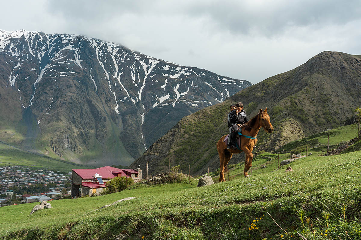 Грузия, Гергети: мальчики на коне