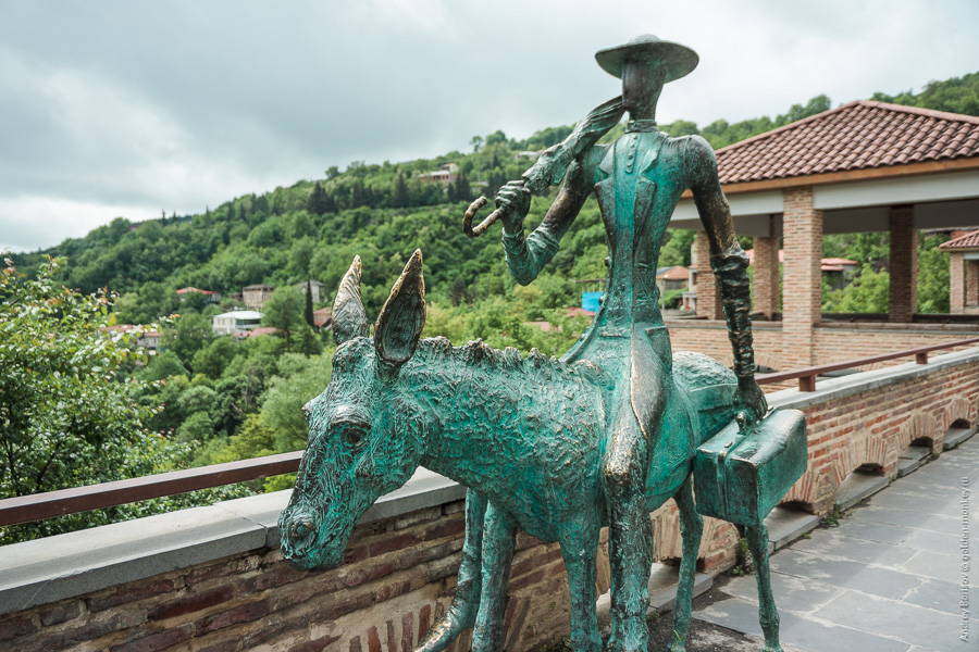 Скульптура с ослом, Сигнахи Скульптура с ослом, Сигнахи