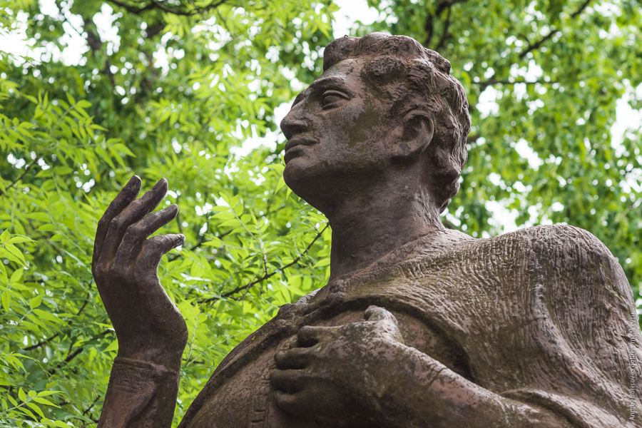 Памятник Вано Сараджишвили Памятник Вано Сараджишвили