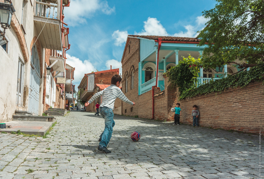 Дети играют в футбол Дети играют в футбол