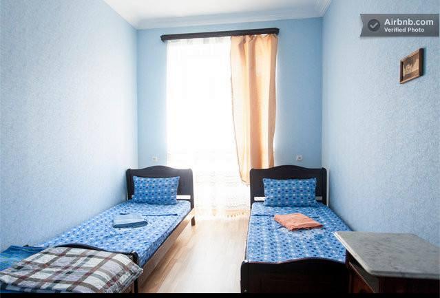 Комната (все хорошо, только шкафчиков и зеркала не хватает).