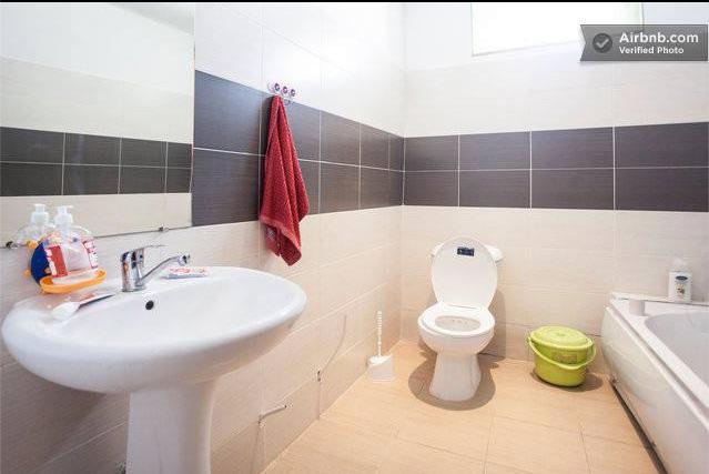 Одна из ванных.