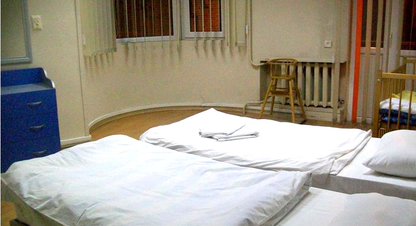 Так выглядит отдельный номер с двумя кроватями - простенько, но вполне уютно. 