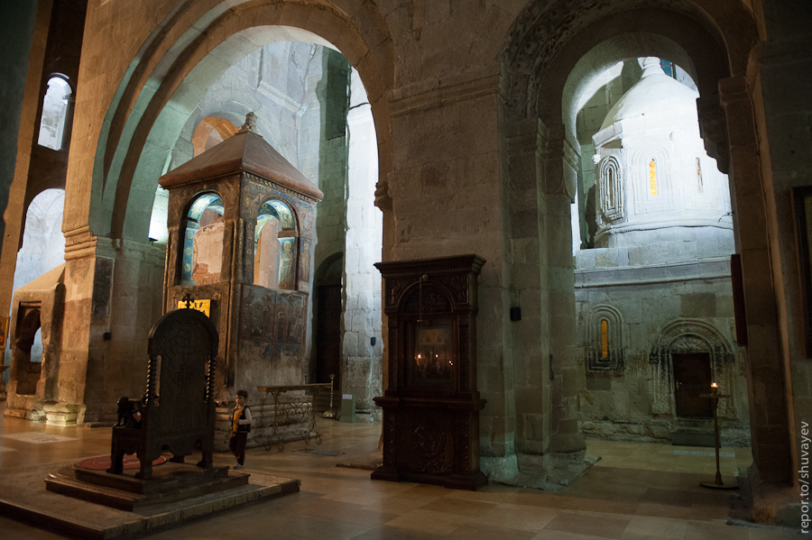 Внутри мы фотографировали совсем мало, так как из-за плохого освещения все равно не получалось ничего достойного, да и лучше подобные места просто разглядывать, ибо как-то неудобно бегать по церквям с фотоаппаратом. Фото: www.znaika-club.com.ua. Внутри мы фотографировали совсем мало, так как из-за плохого освещения все равно не получалось ничего достойного, да и лучше подобные места просто разглядывать, ибо как-то неудобно бегать по церквям с фотоаппаратом. Фото: www.znaika-club.com.ua.