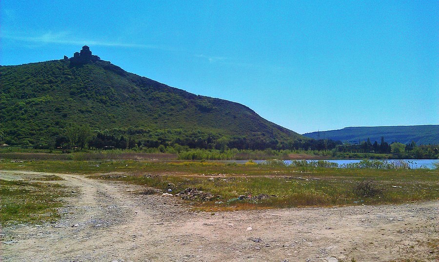 Мы увидели Джвари лишь вот так, издалека. Картина невероятно красивая и живописная. Мы увидели Джвари лишь вот так, издалека. Картина невероятно красивая и живописная.