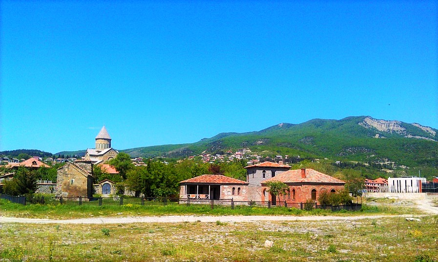 Оказавшись в Мцхете, словно попадаешь на много-много лет назад – городок кажется застывшим во времени. Это самое время будто течет здесь медленнее, давая возможность насладиться тишиной и покоем посреди возвышающихся кругом взгорий и полей цветущих одуванчиков. Оказавшись в Мцхете, словно попадаешь на много-много лет назад – городок кажется застывшим во времени. Это самое время будто течет здесь медленнее, давая возможность насладиться тишиной и покоем посреди возвышающихся кругом взгорий и полей цветущих одуванчиков.
