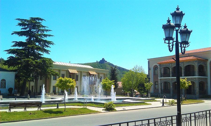 Ухоженная центральная часть города и возвышающийся на заднем плане монастырь Джвари. Ухоженная центральная часть города и возвышающийся на заднем плане монастырь Джвари.