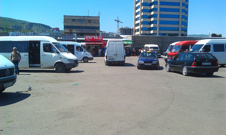Автостанция в Тбилиси рядом с метро Дидубе, откуда отправляются маршрутки в Мцхету, Грузия. Автостанция в Тбилиси рядом с метро Дидубе, откуда отправляются маршрутки в Мцхету, Грузия.