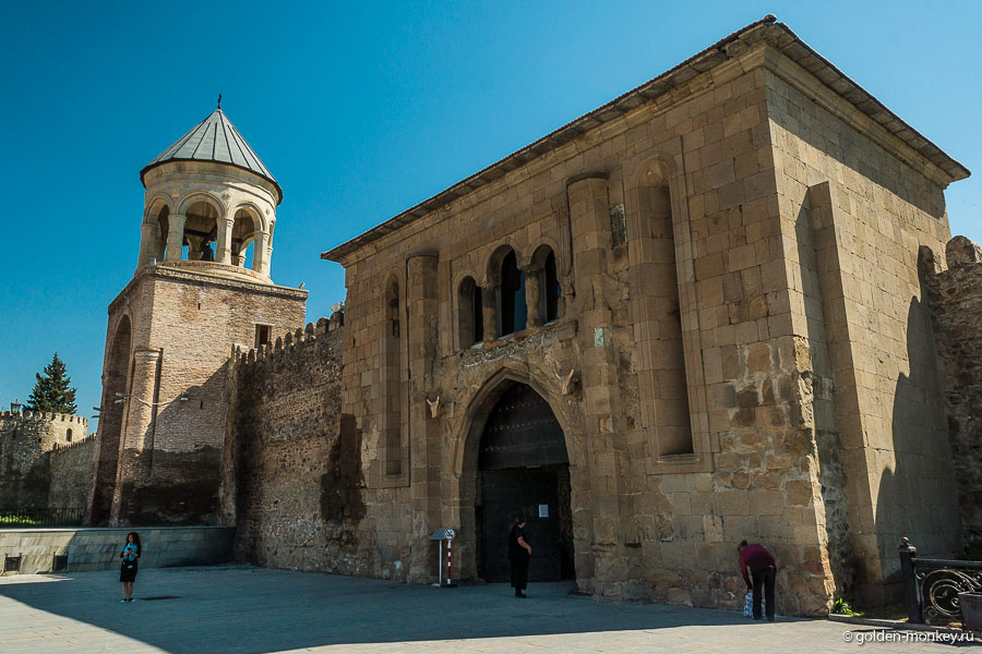 По периметру храм окружает мощная крепостная стена с массивными входными воротами, чем очень напоминает какой-нибудь средневековый замок. По периметру храм окружает мощная крепостная стена с массивными входными воротами, чем очень напоминает какой-нибудь средневековый замок.