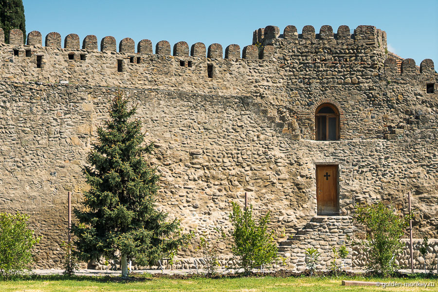 Если верить надписям, стена была возведена по приказу царя Ираклия. Если верить надписям, стена была возведена по приказу царя Ираклия.