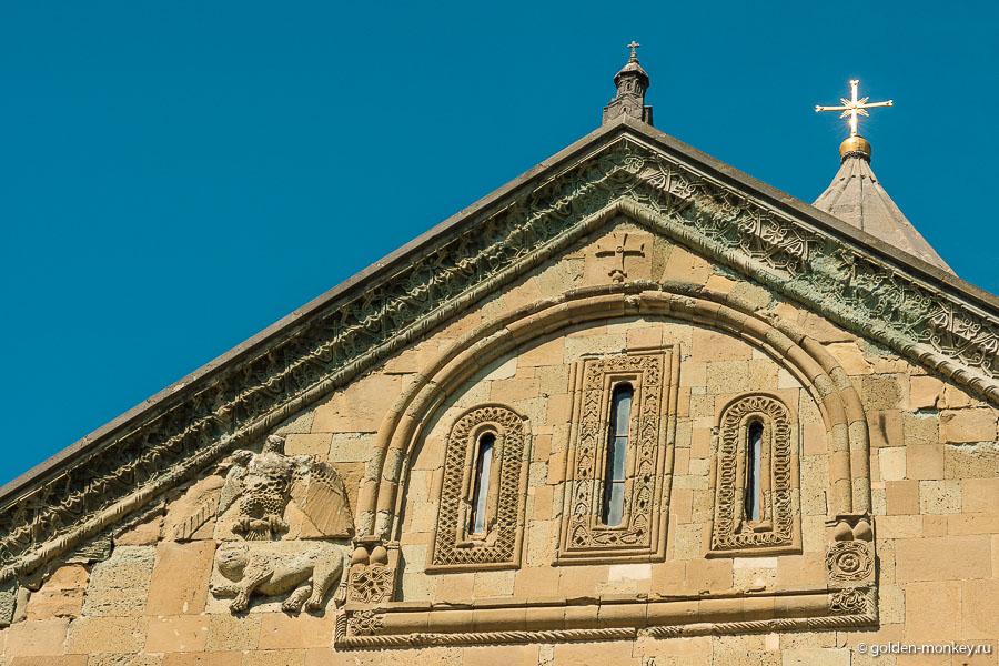 Фасад церкви может похвастаться частично сохранившимися барельефами, которым пришлось пройти через многое – и через нашествие монголов, и через землетрясения. Фасад церкви может похвастаться частично сохранившимися барельефами, которым пришлось пройти через многое – и через нашествие монголов, и через землетрясения.