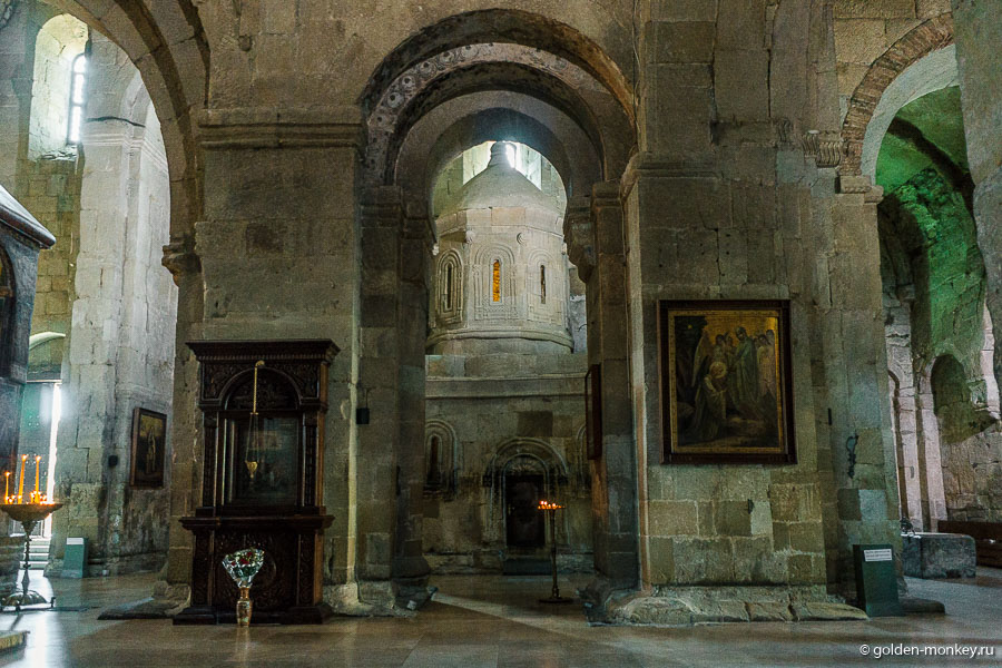 То, что видишь внутри можно описать так – сдержанно, просто и воздушно. Несмотря на обилие «окон», внутри достаточно темно и хмуро, как и в большинстве церквей. Искусственного освещения в соборе нет вообще, только свет от свечей и разрезающие воздух солнечные лучи. То, что видишь внутри можно описать так – сдержанно, просто и воздушно. Несмотря на обилие «окон», внутри достаточно темно и хмуро, как и в большинстве церквей. Искусственного освещения в соборе нет вообще, только свет от свечей и разрезающие воздух солнечные лучи.