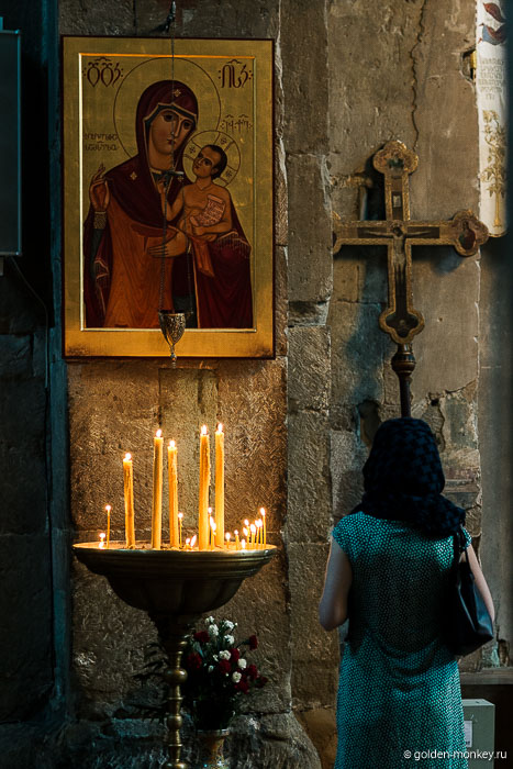 Туристов в храме достаточно много, что и говорить, ведь Мцхета совсем рядом с Тбилиси и большинство путешественников не упускает шанс побывать в главной святыне Грузии. Местных тоже в наш визит было более, чем достаточно. Думаю, их всегда здесь много, ведь грузины очень чтят Светицховели. Туристов в храме достаточно много, что и говорить, ведь Мцхета совсем рядом с Тбилиси и большинство путешественников не упускает шанс побывать в главной святыне Грузии. Местных тоже в наш визит было более, чем достаточно. Думаю, их всегда здесь много, ведь грузины очень чтят Светицховели.