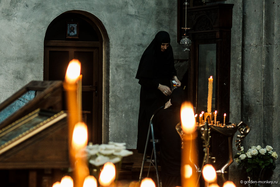 Как вы уже поняли, при церкви находится женский монастырь, поэтому в церкви «хозяйничают» женщины. Как вы уже поняли, при церкви находится женский монастырь, поэтому в церкви «хозяйничают» женщины.