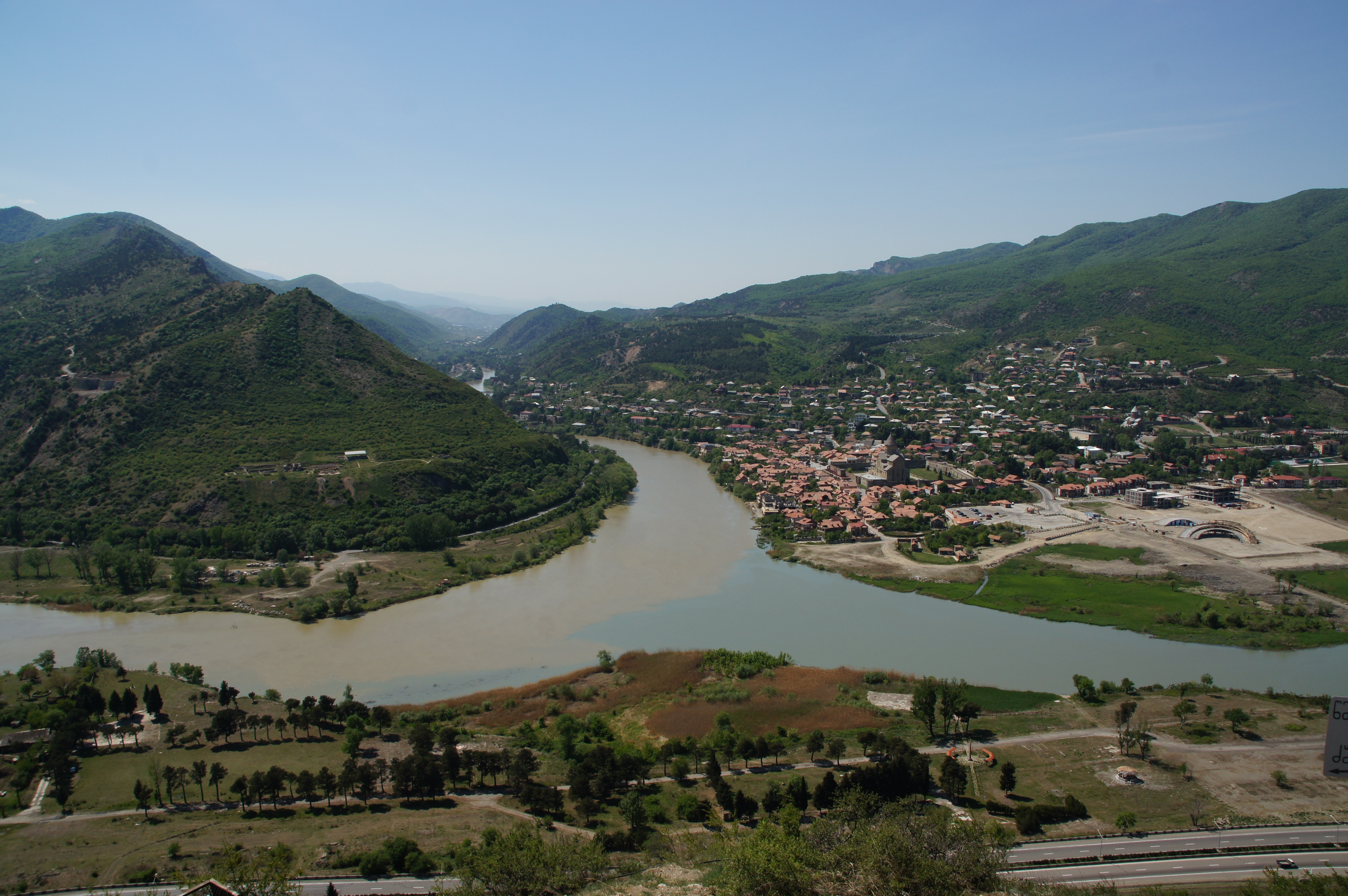 Место слияния двух рек – Куры и Арагви. Фото: triptogeo.com. Место слияния двух рек – Куры и Арагви. Фото: triptogeo.com.