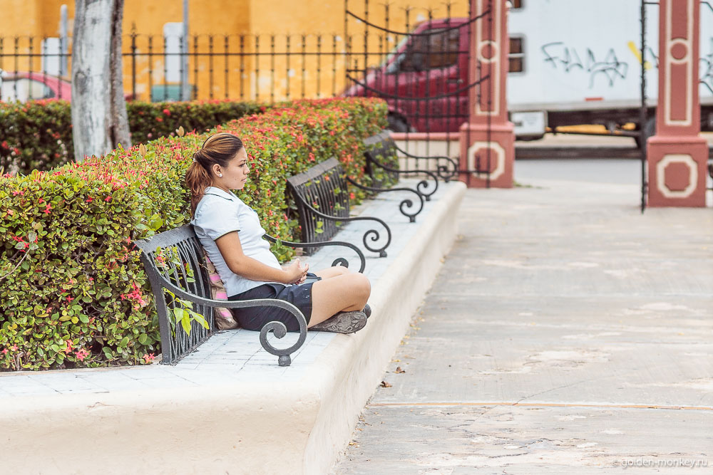 Кампече, девушка на скамейке Кампече, девушка на скамейке