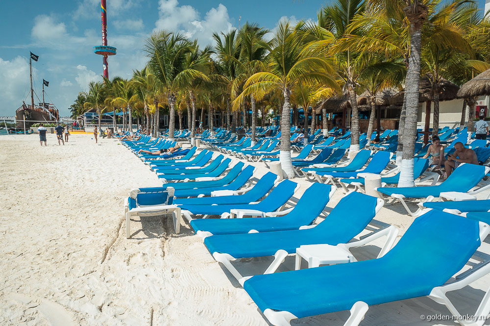 Канкун, лежаки на пляже Линда