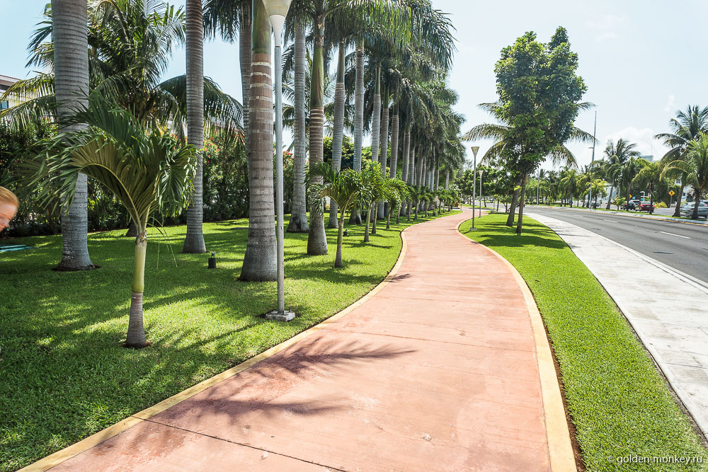 Канкун, пешеходная дорожка вдоль бульвара Кукулькан Канкун, пешеходная дорожка вдоль бульвара Кукулькан