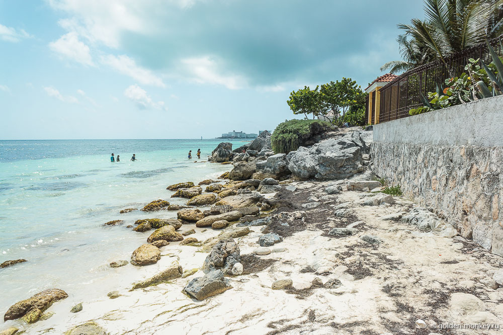Канкун, каменистый берег на пляже Лангоста