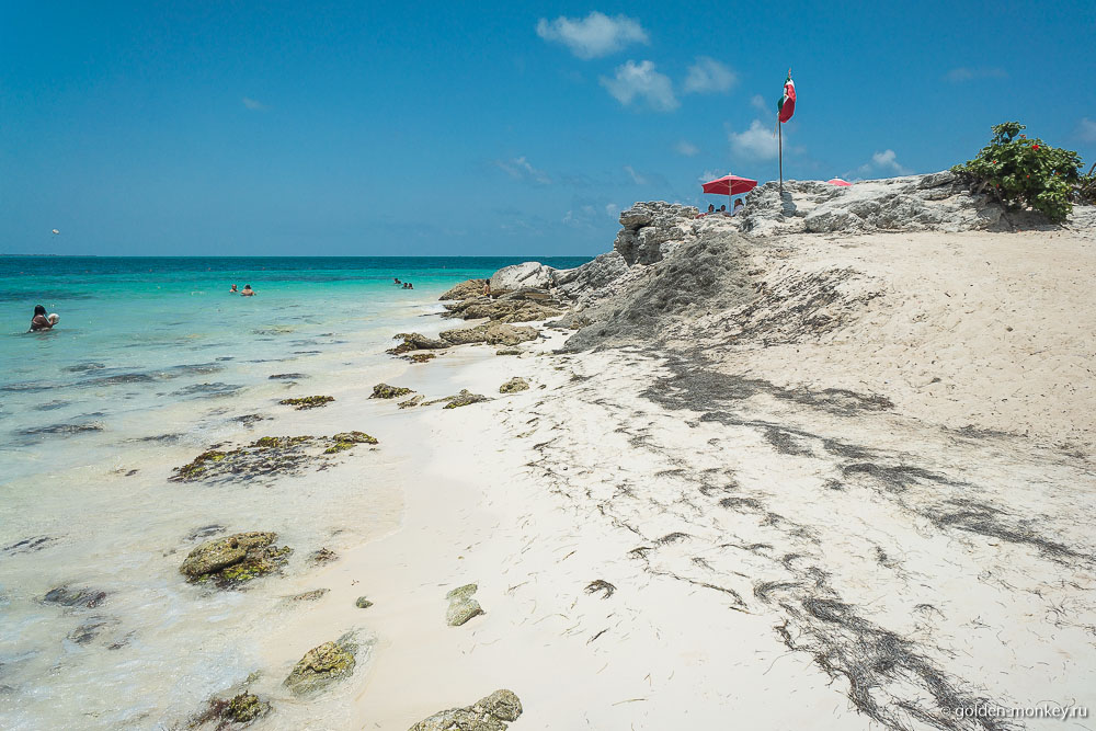 Канкун, каменистый склон на пляже Тортуга Канкун, каменистый склон на пляже Тортуга