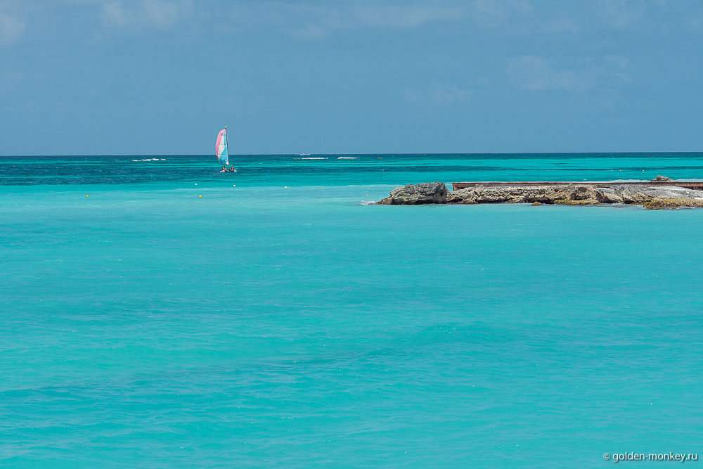 Канкун, ярко-голубая вода на пляже Караколь Канкун, ярко-голубая вода на пляже Караколь