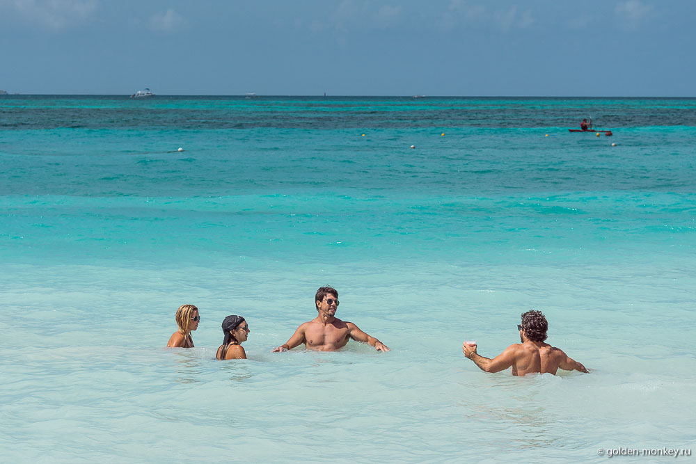 Канкун, туристы на пляже Караколь Канкун, туристы на пляже Караколь