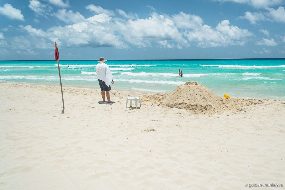 Канкун, песочная пирамида на пляже Байенас