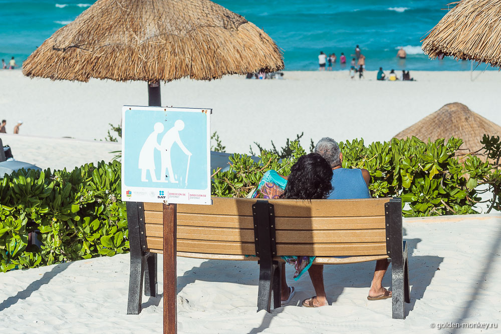 Канкун, отдыхающая парочка на пляже Дельфинес