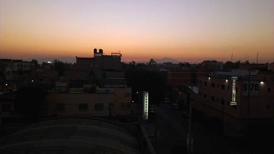 Вид из окна на рассвете. Hotel Gran Panorama, Mexico