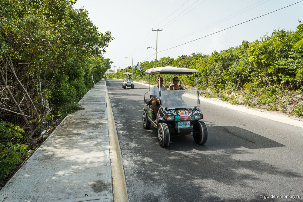 остров Женщин, туристы на машине для гольфа остров Женщин, туристы на машине для гольфа