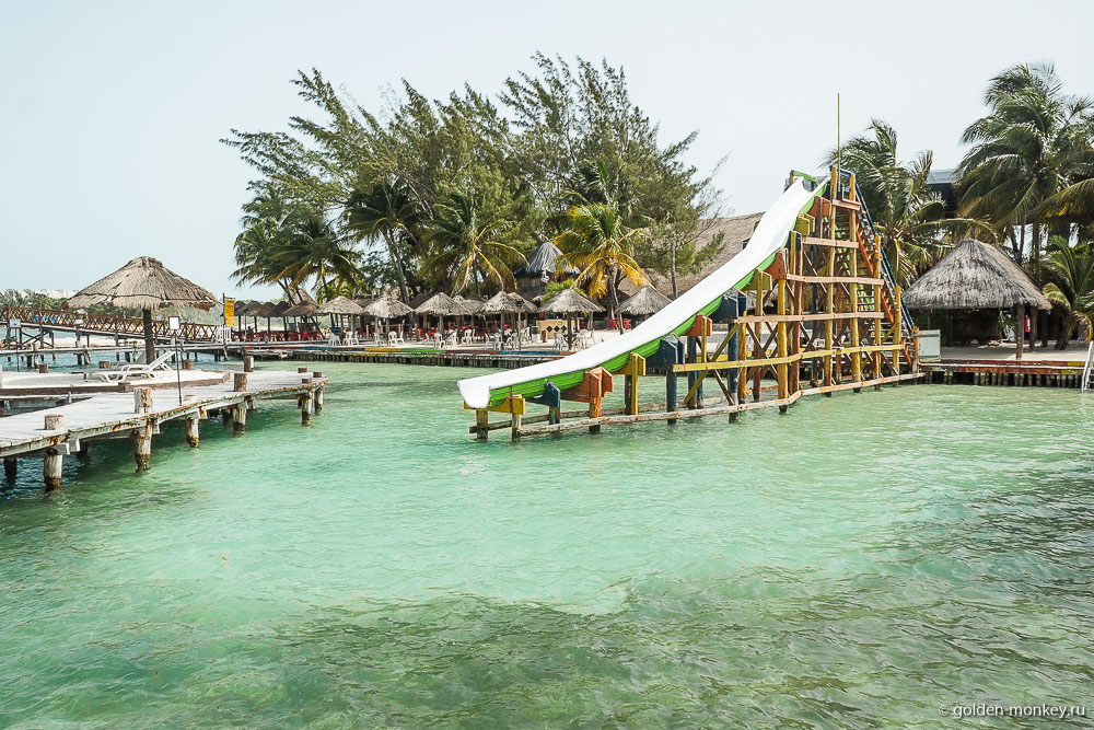 остров Женщин, пустующий пляж и горка остров Женщин, пустующий пляж и горка