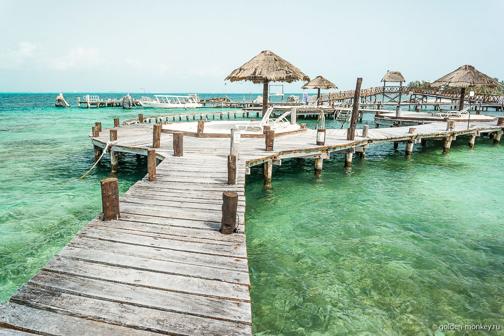 остров Женщин, деревянные мостики над водой остров Женщин, деревянные мостики над водой