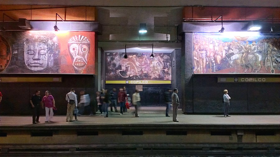 Или такие настенные росписи. Метро Мехико