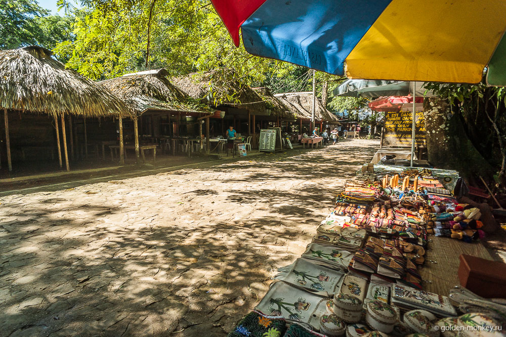 Паленке, сувенирные палатки рядом с Агуа-Асуль Паленке, сувенирные палатки рядом с Агуа-Асуль