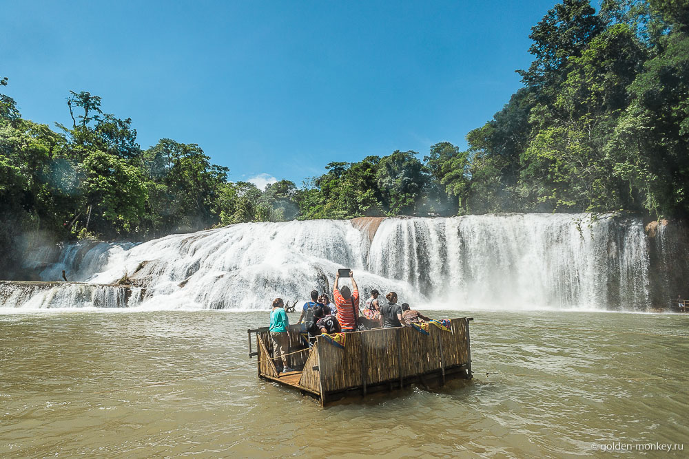 Паленке, Агуа-Асуль, плот с туристами Паленке, Агуа-Асуль, плот с туристами