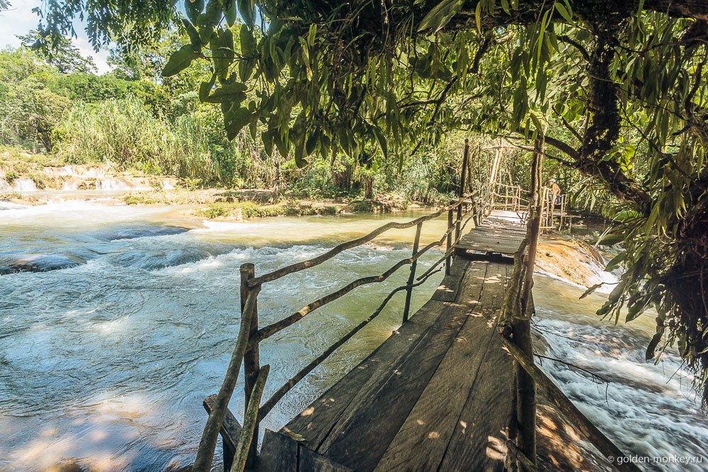 Паленке, деревянный мостик в парке Агуа-Асуль