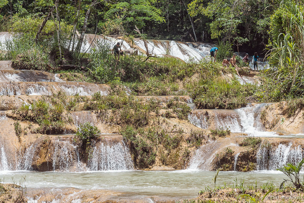 Паленке, люди на каскадах Агуа-Асуль Паленке, люди на каскадах Агуа-Асуль