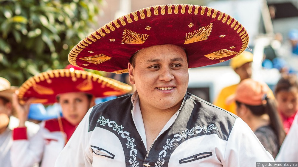 Мехико, парад в честь Марии Гваделупской, танцоры Мехико, парад в честь Марии Гваделупской, танцоры