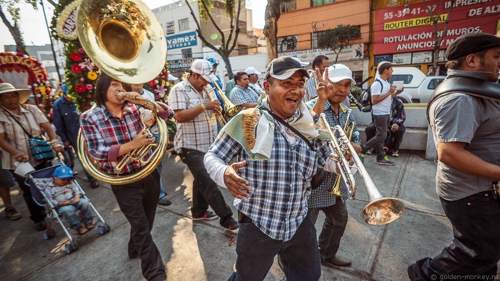 Мехико, парад в честь Марии Гваделупской, музыканты