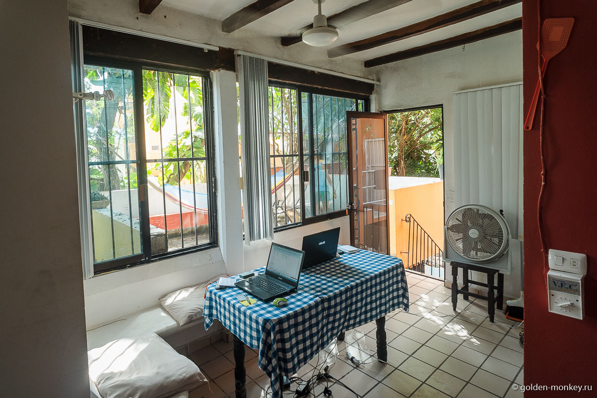 Плайя-дель-Кармен, наше жилье – гостиная-столовая со столом Плайя-дель-Кармен, наше жилье – гостиная-столовая со столом