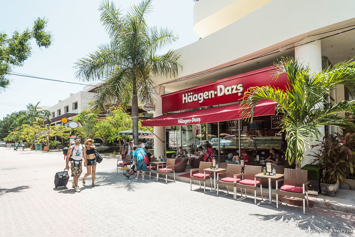 Плайя-дель-Кармен, туристы на центральной улице Плайя-дель-Кармен, туристы на центральной улице