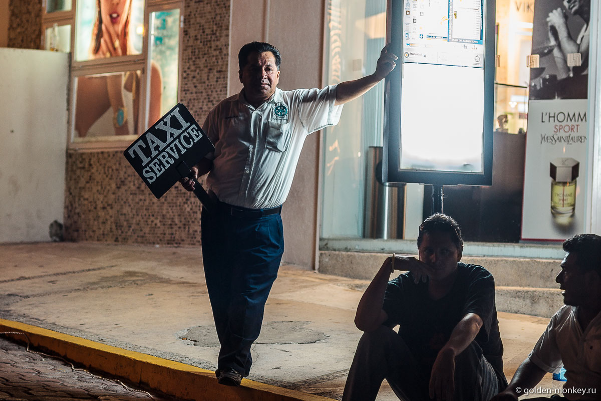 Плайя-дель-Кармен, таксист, выискивающий клиента Плайя-дель-Кармен, таксист, выискивающий клиента