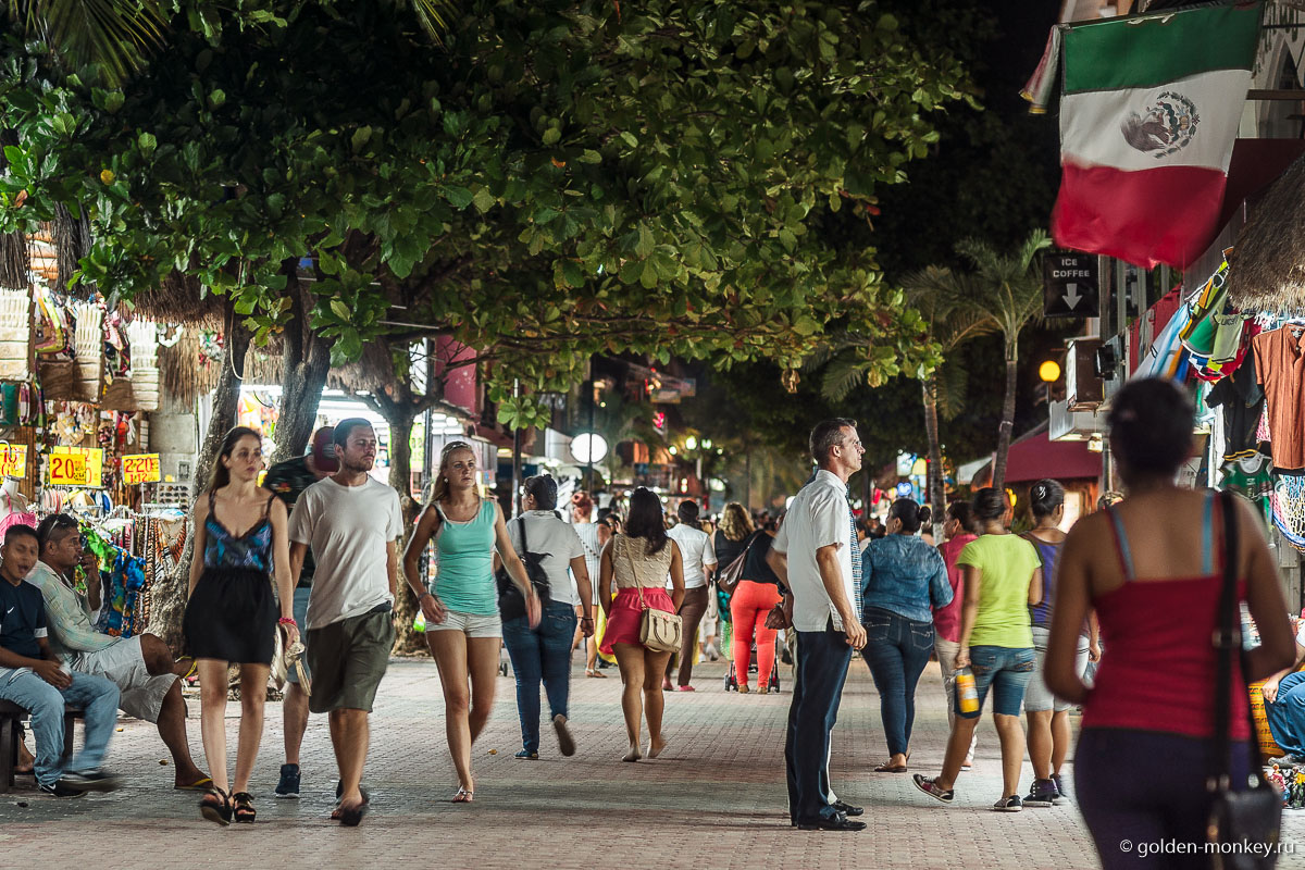 Плайя-дель-Кармен, Пятая авеню ночью Плайя-дель-Кармен, Пятая авеню ночью