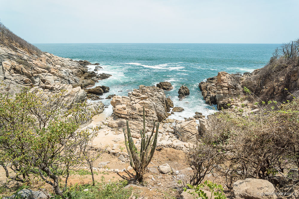 Пуэрто-Эскондидо, каменистая бухта Пуэрто-Эскондидо, каменистая бухта