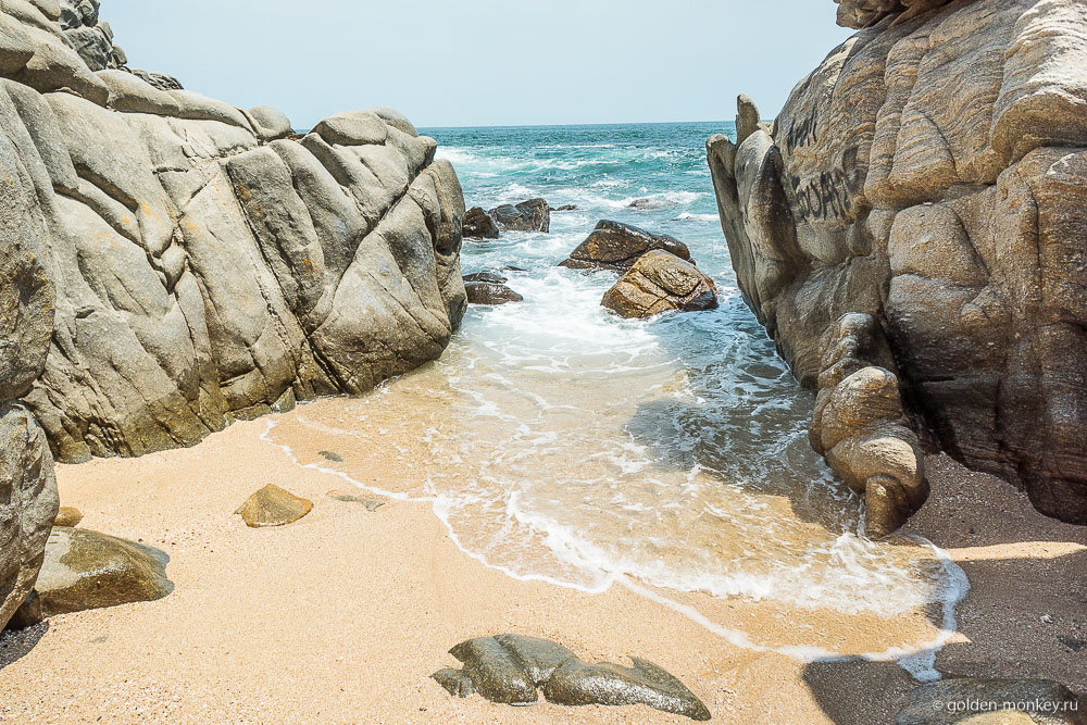 Пуэрто-Эскондидо, каменистая бухта Пуэрто-Эскондидо, каменистая бухта