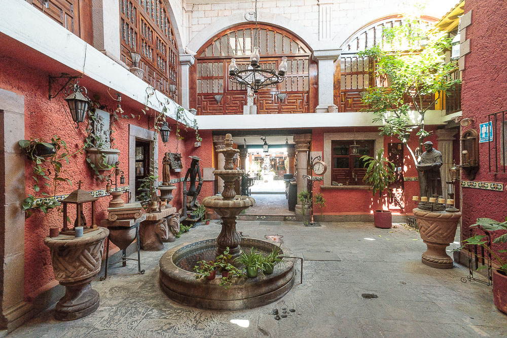 Сантьяго-де-Керетаро, дворик типографии Морелоса Сантьяго-де-Керетаро, дворик типографии Морелоса