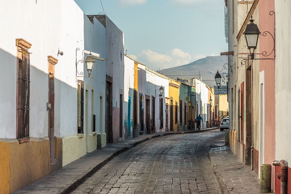 Сантьяго-де-Керетаро, мощеная улочка Старого города Сантьяго-де-Керетаро, мощеная улочка Старого города