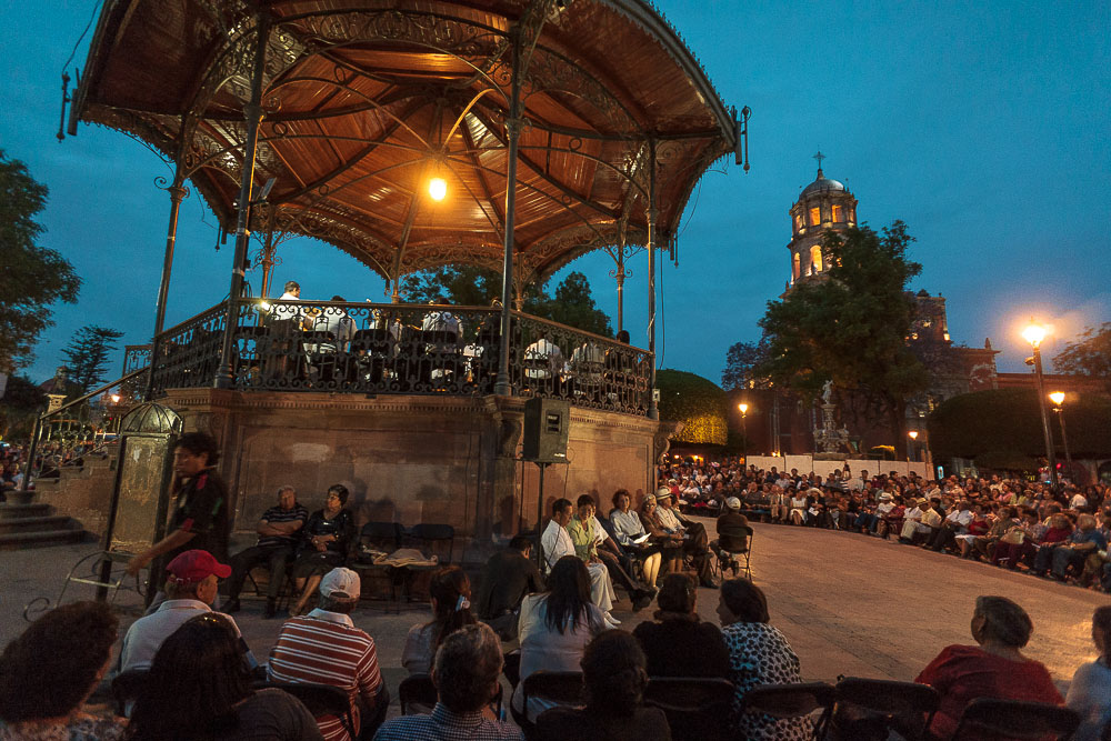 Сантьяго-де-Керетаро, сад Зенея вечером Сантьяго-де-Керетаро, сад Зенея вечером