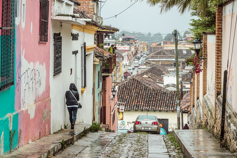 Сан-Кристобаль, улочка и черепичные крыши Сан-Кристобаль, улочка и черепичные крыши