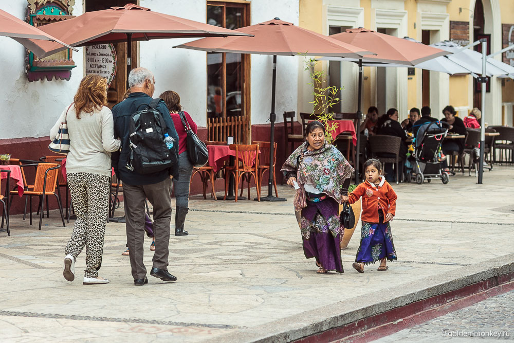 Сан-Кристобаль, туристы и местные Сан-Кристобаль, туристы и местные